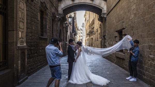 Bodas cada vez más caras impulsan la demanda de rituales para asegurar el clima ideal Bodas cada vez más caras impulsan la demanda de rituales para asegurar el clima ideal