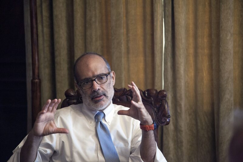 Valdés tiene un doctorado en Economía del Instituto de Tecnología de Massachusetts, y una licenciatura en Economía de la Universidad de Chile. Valdés tiene un doctorado en Economía del Instituto de Tecnología de Massachusetts, y una licenciatura en Economía de la Universidad de Chile.