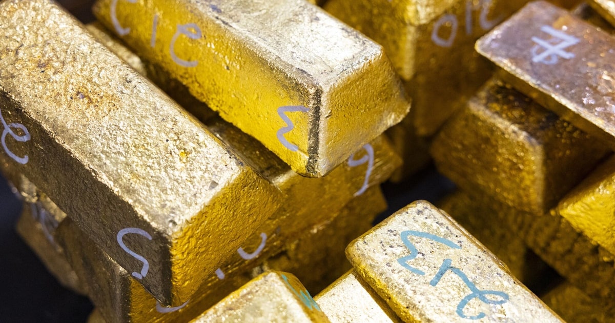 Oro sube por presión del Tesoro y débil dólar