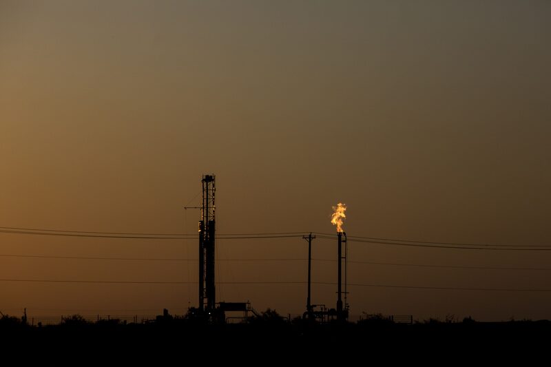 Una llamarada de gas se ve en un campo al atardecer cerca de Pecos, Texas, EE.UU. Una llamarada de gas se ve en un campo al atardecer cerca de Pecos, Texas, EE.UU.
