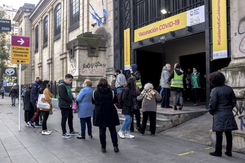 Un centro de vacunación de Covid-19 en Buenos Aires, el jueves 15 de julio de 2021. Argentina decidió en marzo retrasar las segundas dosis por tres meses para llegar a la mayor cantidad de personas posible con una primera dosis, pero los casos y las muertes han escalado, con el país superando las 100.000 muertes. Fotógrafo: Erica Canepa / Bloomberg Un centro de vacunación de Covid-19 en Buenos Aires, el jueves 15 de julio de 2021. Argentina decidió en marzo retrasar las segundas dosis por tres meses para llegar a la mayor cantidad de personas posible con una primera dosis, pero los casos y las muertes han escalado, con el país superando las 100.000 muertes. Fotógrafo: Erica Canepa / Bloomberg