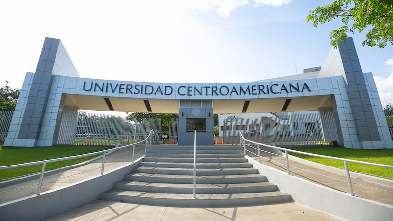 Fachada de la Universidad Centroamericana (UCA). Fachada de la Universidad Centroamericana (UCA).
