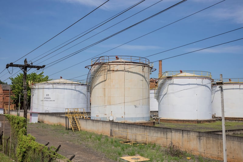 Contenedores de almacenamiento en una planta procesadora de etanol en Piracicaba, estado de São Paulo, Brasil. Fotógrafo: Victor Moriyama/Bloomberg. Contenedores de almacenamiento en una planta procesadora de etanol en Piracicaba, estado de São Paulo, Brasil. Fotógrafo: Victor Moriyama/Bloomberg.