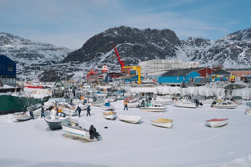 Pequeños barcos pesqueros sobre el hielo en el puerto de Sisimiut, Groenlandia. Foto: Juliette Pavy/Bloomberg Pequeños barcos pesqueros sobre el hielo en el puerto de Sisimiut, Groenlandia. Foto: Juliette Pavy/Bloomberg