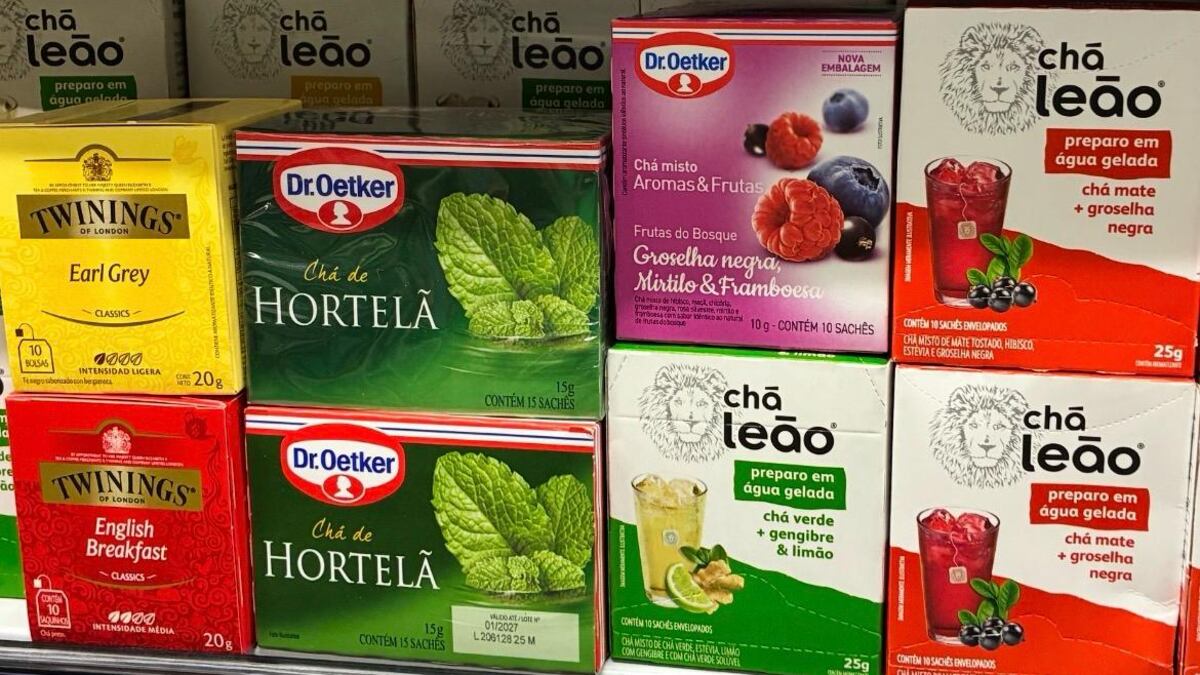 Gôndola de chás em supermercado de São Paulo: Twinings, Dr. Oetker e Leão disputam espaço nas prateleiras. A líder de mercado convive com concorrentes que apostam em blends e sabores para conquistar o consumidor brasileiro