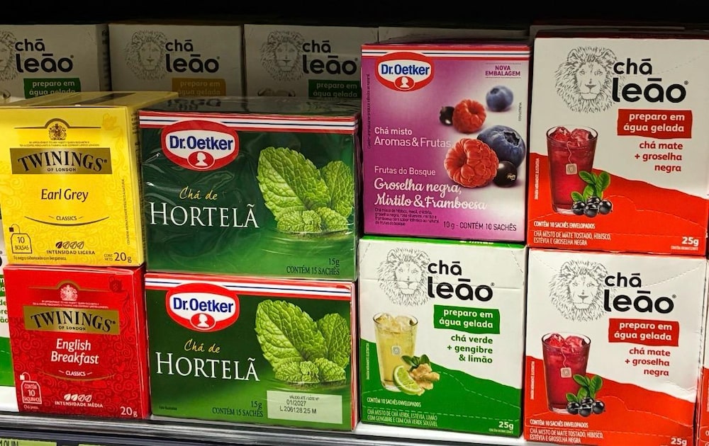 Gôndola de chás em supermercado de São Paulo: Twinings, Dr. Oetker e Leão disputam espaço nas prateleiras. A líder de mercado, com 68,5% de participação em volume, convive com concorrentes que apostam em blends e sabores para conquistar o consumidor brasileiro. Gôndola de chás em supermercado de São Paulo: Twinings, Dr. Oetker e Leão disputam espaço nas prateleiras. A líder de mercado, com 68,5% de participação em volume, convive com concorrentes que apostam em blends e sabores para conquistar o consumidor brasileiro.