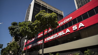 Sobreoferta no mercado global de petróleo deve amenizar impacto de ataque à Venezuela Sobreoferta no mercado global de petróleo deve amenizar impacto de ataque à Venezuela