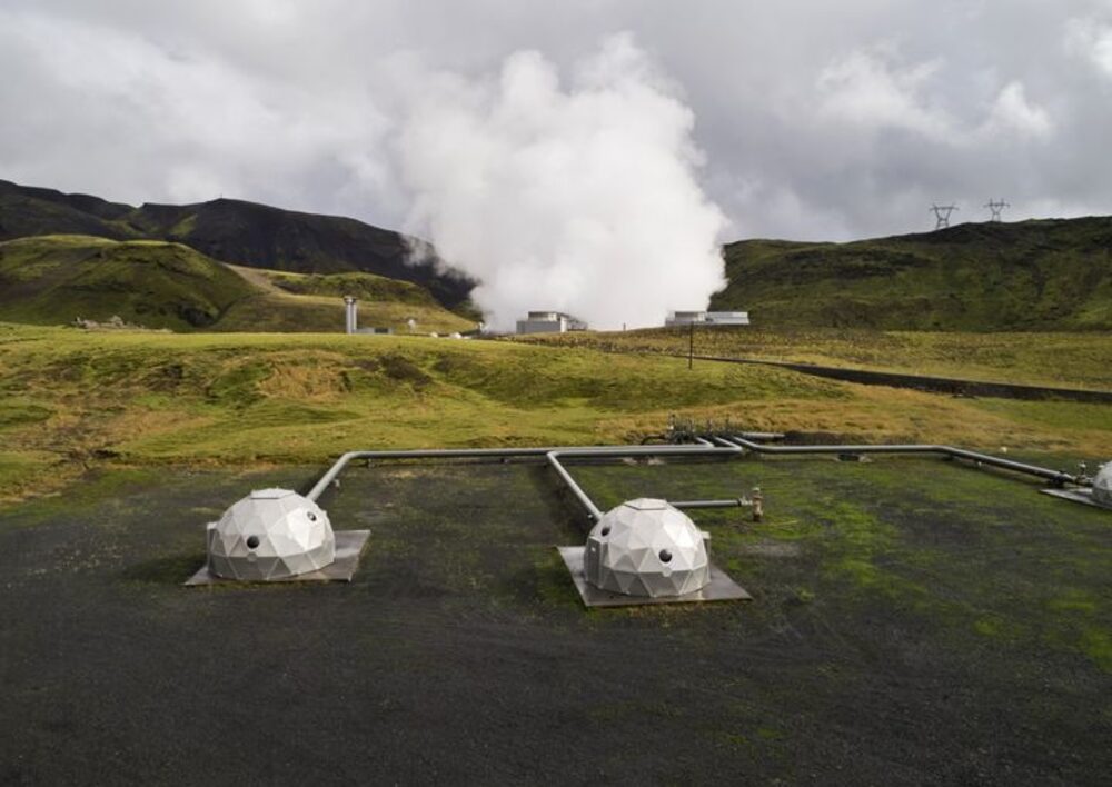 Hellisheidi, Islandia, 7 de septiembre. Orca, la mayor instalación de captura directa de aire del mundo, está enclavada en el paisaje cerca de una central geotérmica y aspirará 4.000 toneladas de CO2 al año. Arnaldur Halldorsson/Bloomberg Hellisheidi, Islandia, 7 de septiembre. Orca, la mayor instalación de captura directa de aire del mundo, está enclavada en el paisaje cerca de una central geotérmica y aspirará 4.000 toneladas de CO2 al año. Arnaldur Halldorsson/Bloomberg