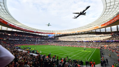 Airlink defiende vuelo que pasó a solo 15 metros de un estadio durante partido de rugby en Sudáfrica Airlink defiende vuelo que pasó a solo 15 metros de un estadio durante partido de rugby en Sudáfrica