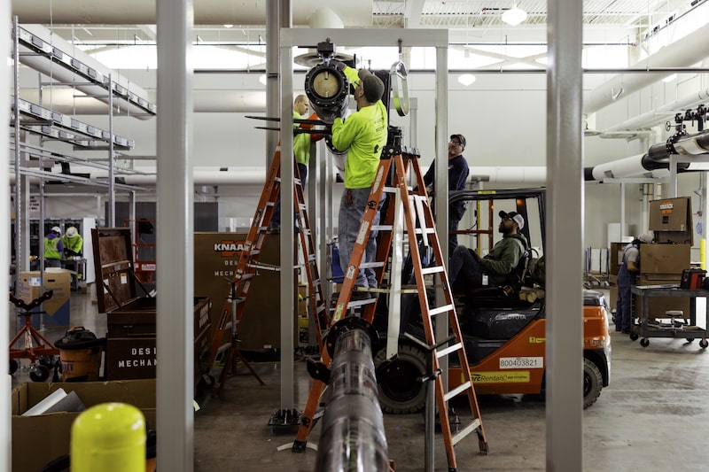 Trabajadores instalan tuberías metálicas en el centro de datos de Patmos en Kansas City, Misuri. Foto: Chase Castor/Bloomberg Trabajadores instalan tuberías metálicas en el centro de datos de Patmos en Kansas City, Misuri. Foto: Chase Castor/Bloomberg