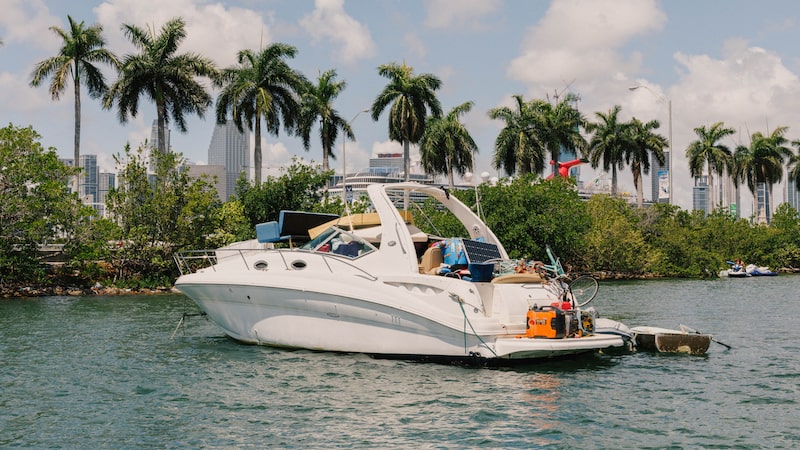 Boom de superiates em Miami eleva custos náuticos e deixa cemitério de barcos abandonados Boom de superiates em Miami eleva custos náuticos e deixa cemitério de barcos abandonados