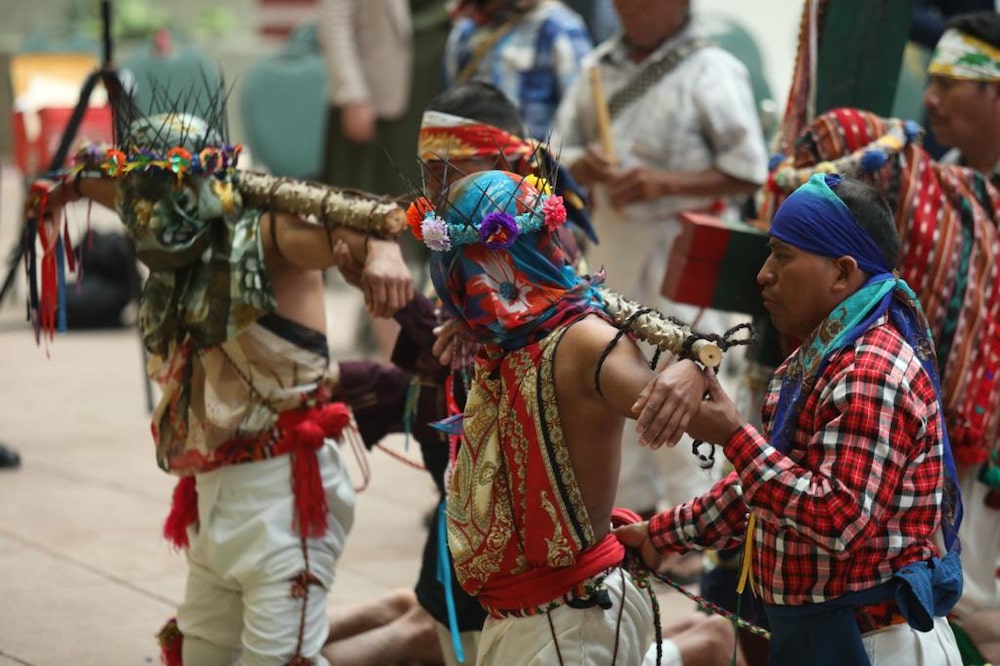 Los Gateadores de San Andrés Sajcabajá son acompañados durante la presentación en Viernes Santo. Los Gateadores de San Andrés Sajcabajá son acompañados durante la presentación en Viernes Santo.