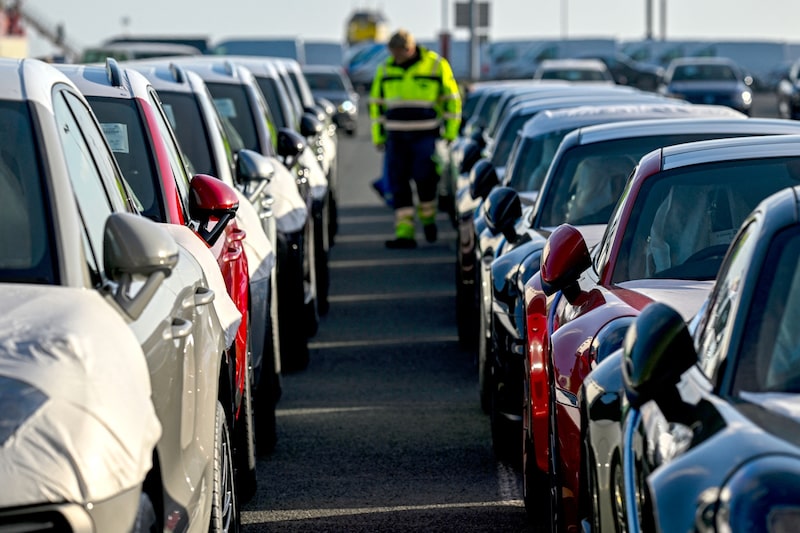 Fila de automóviles en Europa. Fila de automóviles en Europa.