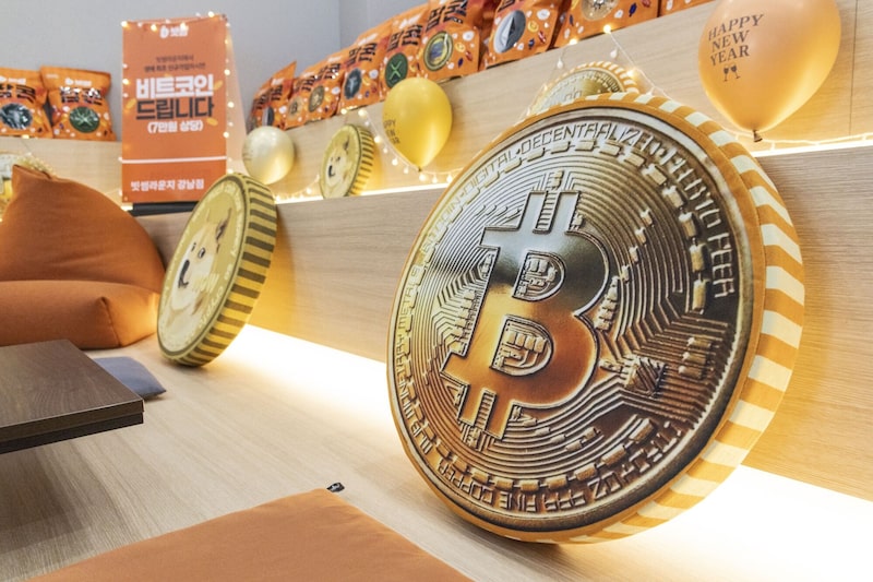 El logotipo de bitcoin en un cojín expuesto en una oficina de la plataforma de intercambio Bithumb en Seúl, Corea del Sur, el viernes 6 de febrero de 2026. El logotipo de bitcoin en un cojín expuesto en una oficina de la plataforma de intercambio Bithumb en Seúl, Corea del Sur, el viernes 6 de febrero de 2026.