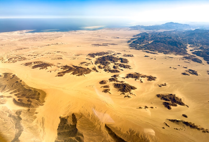 Vista aérea de la principal cordillera entre El Cairo y Hurghada, las montañas del Mar Rojo. Esta escarpada y árida cordillera se extiende a lo largo de la costa del Mar Rojo y forma el límite oriental del desierto arábigo, que bordea el valle del Nilo cerca de Hurghada. (Foto: EyesWideOpen/Getty Images) Vista aérea de la principal cordillera entre El Cairo y Hurghada, las montañas del Mar Rojo. Esta escarpada y árida cordillera se extiende a lo largo de la costa del Mar Rojo y forma el límite oriental del desierto arábigo, que bordea el valle del Nilo cerca de Hurghada. (Foto: EyesWideOpen/Getty Images)