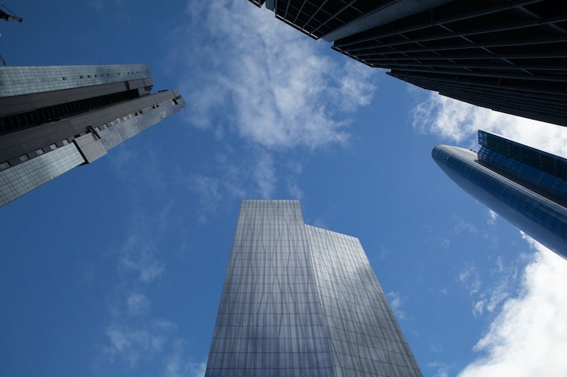 Un sector que sigue presumiendo sus aires de abundancia es la banca en México, con su tan sonada solidez y niveles de capitalización al doble de lo que exigen los reguladores. Un sector que sigue presumiendo sus aires de abundancia es la banca en México, con su tan sonada solidez y niveles de capitalización al doble de lo que exigen los reguladores.