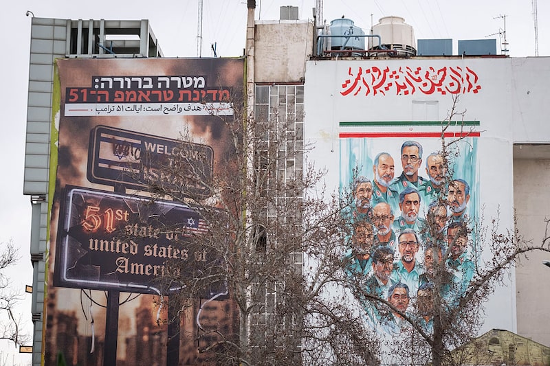 Una valla publicitaria contra Estados Unidos e Israel fotografiada junto a otra valla con retratos de los comandantes del Cuerpo de la Guardia Revolucionaria Islámica (IRGC) y científicos nucleares muertos en ataques israelíes durante una manifestación contra la guerra y los ataques militares de Estados Unidos e Israel contra Irán, en una plaza palestina de Teherán, Irán, el 28 de febrero de 2026. (Foto de Morteza Nikoubazl/NurPhoto vía Getty Images) Una valla publicitaria contra Estados Unidos e Israel fotografiada junto a otra valla con retratos de los comandantes del Cuerpo de la Guardia Revolucionaria Islámica (IRGC) y científicos nucleares muertos en ataques israelíes durante una manifestación contra la guerra y los ataques militares de Estados Unidos e Israel contra Irán, en una plaza palestina de Teherán, Irán, el 28 de febrero de 2026. (Foto de Morteza Nikoubazl/NurPhoto vía Getty Images)