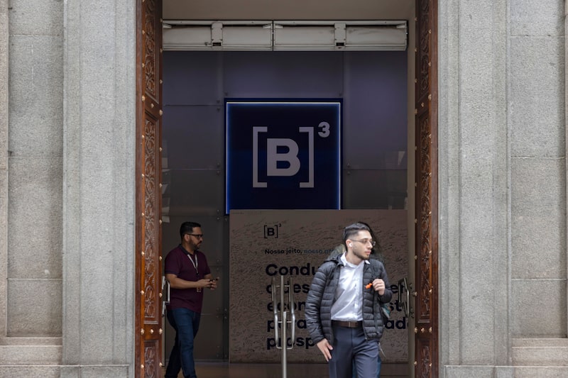 Workers at the Brasil Bolsa Balcao (B3) stock exchange headquarters in the financial district of Sao Paulo, Brazil, on Monday, Oct. 5, 2026. Brazilian assets surged after Senator Flavio Bolsonaro defied polls and became the front-runner to win the Oct. 25 presidential runoff against Luiz Inacio Lula da Silva. Photographer: Victor Moriyama/Bloomberg Workers at the Brasil Bolsa Balcao (B3) stock exchange headquarters in the financial district of Sao Paulo, Brazil, on Monday, Oct. 5, 2026. Brazilian assets surged after Senator Flavio Bolsonaro defied polls and became the front-runner to win the Oct. 25 presidential runoff against Luiz Inacio Lula da Silva. Photographer: Victor Moriyama/Bloomberg