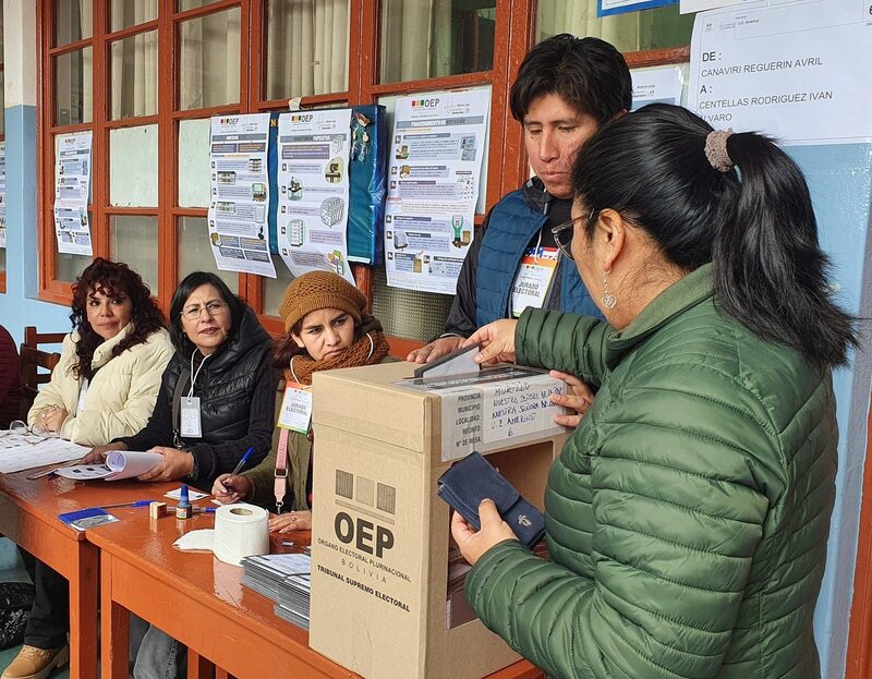 Votación en el Colegio Instituto Americano de la ciudad de La Paz, el 17 de agosto de 2025. Votación en el Colegio Instituto Americano de la ciudad de La Paz, el 17 de agosto de 2025.