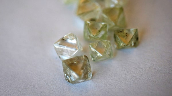 De Beers recorta sus precios de diamantes por primera vez en más de un año De Beers recorta sus precios de diamantes por primera vez en más de un año