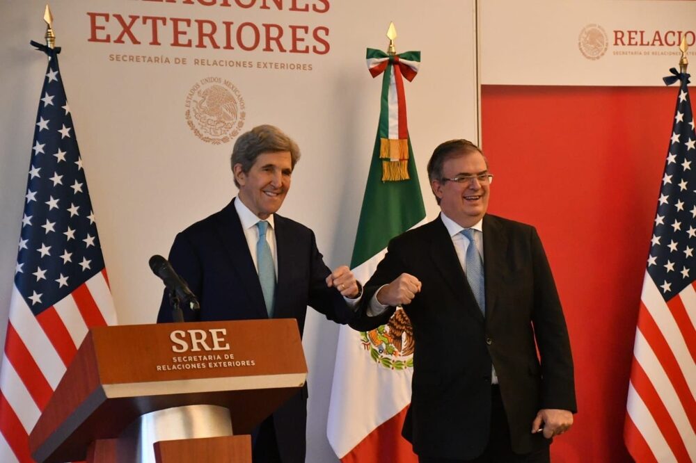 John Kerry, White House Special Presidential Climate Envoy, and Mexico's Foreign Minister Marcelo Ebrard. (Photo: Secretaría de Relaciones Exteriores). John Kerry, White House Special Presidential Climate Envoy, and Mexico's Foreign Minister Marcelo Ebrard. (Photo: Secretaría de Relaciones Exteriores).