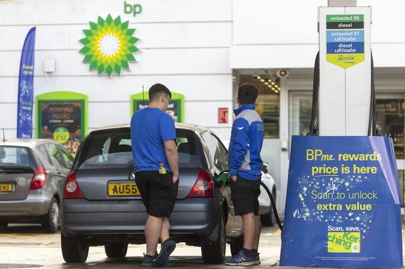 Las acciones de BP se han desplomado un 12% desde finales de marzo, mientras que las de Shell han subido un 3,4%. Las acciones de BP se han desplomado un 12% desde finales de marzo, mientras que las de Shell han subido un 3,4%.