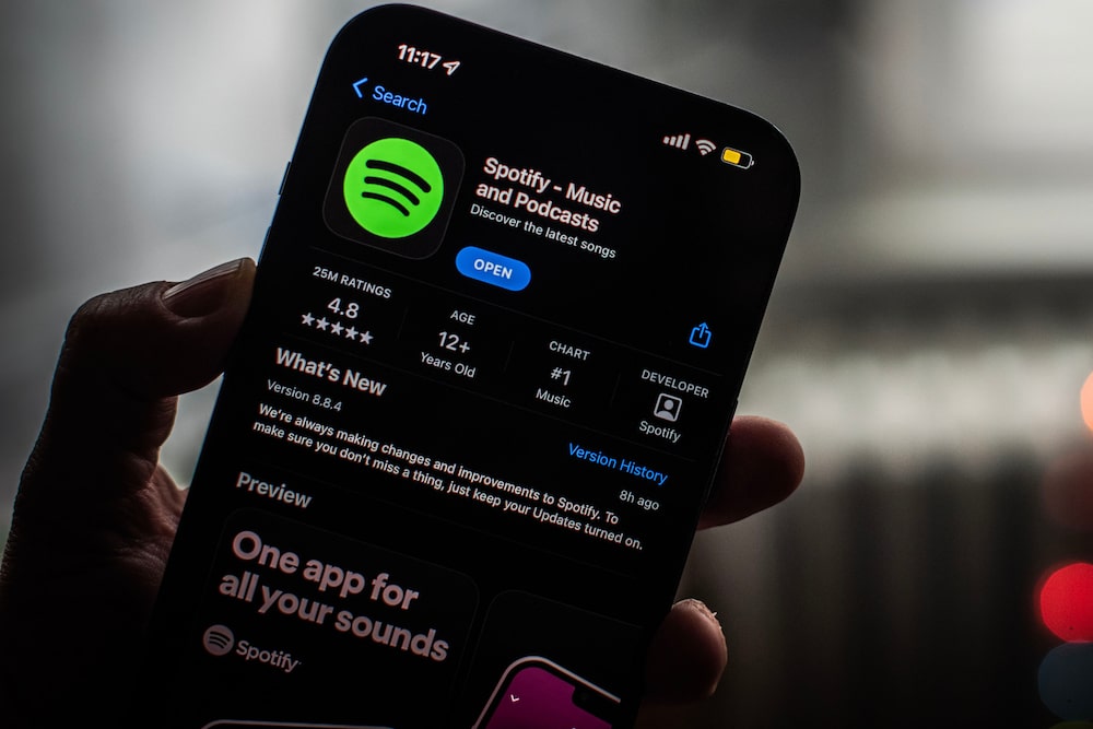 La aplicación Spotify en la App Store se muestra en un teléfono inteligente ubicado en Hastings on Hudson. La aplicación Spotify en la App Store se muestra en un teléfono inteligente ubicado en Hastings on Hudson.