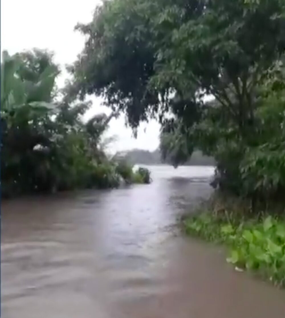 Estrada vicinal em Ilhéus, sul da Bahia, completamente alagada Estrada vicinal em Ilhéus, sul da Bahia, completamente alagada