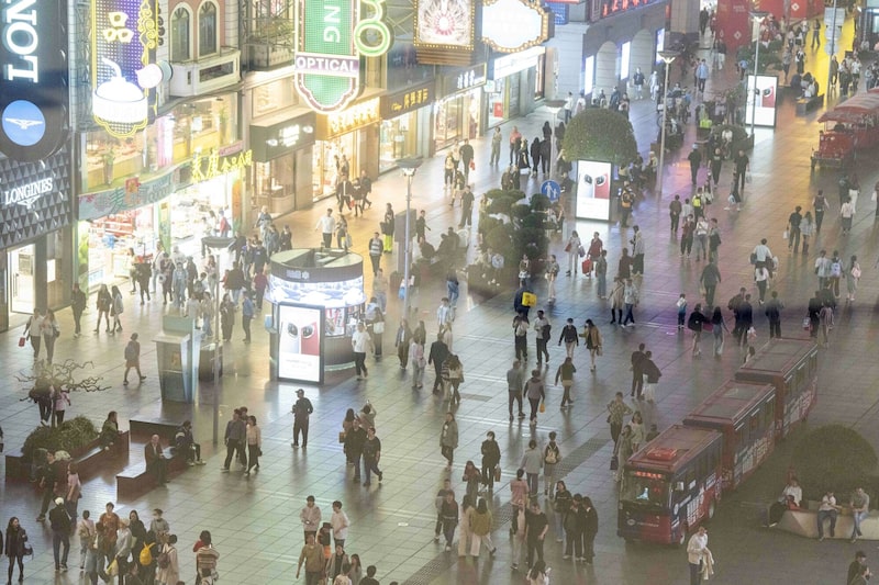 Los compradores pasean por la zona comercial de Nanjing East Road en Shanghái, China, el domingo 2 de marzo de 2025. Los compradores pasean por la zona comercial de Nanjing East Road en Shanghái, China, el domingo 2 de marzo de 2025.