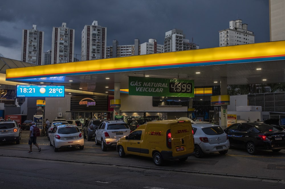 Los clientes esperan en fila para cargar combustible en una gasolinera Ipiranga en São Paulo, Brasil, el jueves 10 de marzo de 2022. Los clientes esperan en fila para cargar combustible en una gasolinera Ipiranga en São Paulo, Brasil, el jueves 10 de marzo de 2022.
