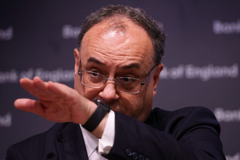 Andrew Bailey, presidente do Banco da Inglaterra, durante a coletiva de imprensa nesta manhã, logo após o anúncio da nova subida da taxa básica de juros no país Andrew Bailey, presidente do Banco da Inglaterra, durante a coletiva de imprensa nesta manhã, logo após o anúncio da nova subida da taxa básica de juros no país