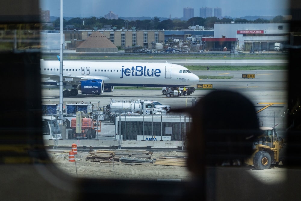 JetBlue transporta a sus clientes a más de 100 destinos en Estados Unidos, Latinoamérica, el Caribe, Canadá y Europa. JetBlue transporta a sus clientes a más de 100 destinos en Estados Unidos, Latinoamérica, el Caribe, Canadá y Europa.