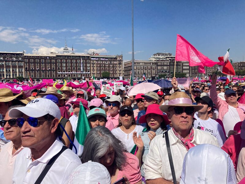 Miles de manifestantes vestidos de rosa y blanco, los colores del Instituto Nacional Electoral, llenaron el Zócalo, la plaza central de la Ciudad de México Miles de manifestantes vestidos de rosa y blanco, los colores del Instituto Nacional Electoral, llenaron el Zócalo, la plaza central de la Ciudad de México