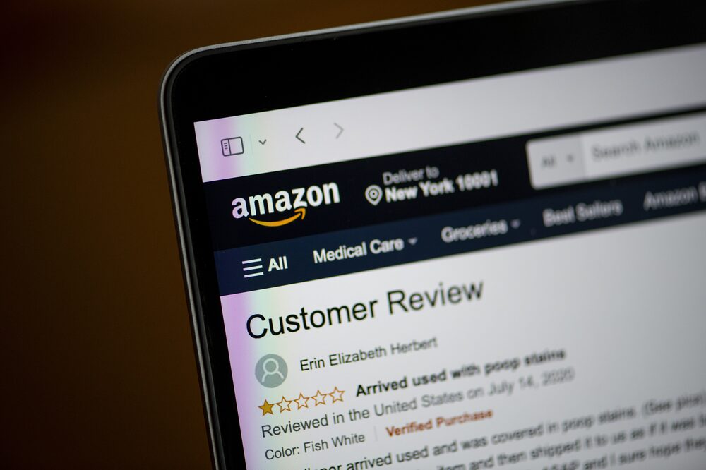 Foto de uma tela de computador com uma página da Amazon aberta Foto de uma tela de computador com uma página da Amazon aberta