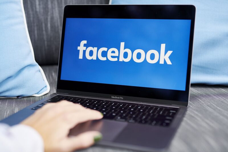 El logo de Facebook en una computadora portátil, en Little Falls, Nueva Jersey, EE.UU., el miércoles 7 de octubre de 2020. Facebook Inc. está endureciendo sus normas sobre el contenido relativo a las elecciones presidenciales de Estados Unidos del próximo mes, incluyendo la institución de una prohibición temporal de los anuncios políticos cuando termine la votación. El logo de Facebook en una computadora portátil, en Little Falls, Nueva Jersey, EE.UU., el miércoles 7 de octubre de 2020. Facebook Inc. está endureciendo sus normas sobre el contenido relativo a las elecciones presidenciales de Estados Unidos del próximo mes, incluyendo la institución de una prohibición temporal de los anuncios políticos cuando termine la votación.