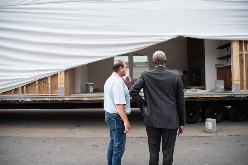 Raphael Bostic habla con Jeff Bailey, gerente de planta de Sunshine Homes, en Red Bay, Alabama. Fotógrafo: Andi Rice/Bloomberg. Raphael Bostic habla con Jeff Bailey, gerente de planta de Sunshine Homes, en Red Bay, Alabama. Fotógrafo: Andi Rice/Bloomberg.