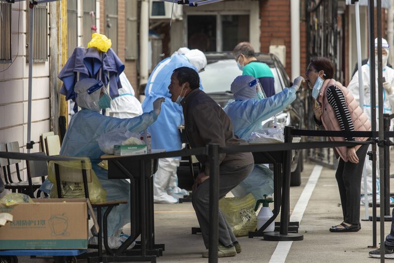 Los residentes participan en una ronda de pruebas de Covid-19 durante un confinamiento en Shanghái, China, el domingo 24 de abril de 2022. Fotógrafo: Qilai Shen/Bloomberg Los residentes participan en una ronda de pruebas de Covid-19 durante un confinamiento en Shanghái, China, el domingo 24 de abril de 2022. Fotógrafo: Qilai Shen/Bloomberg