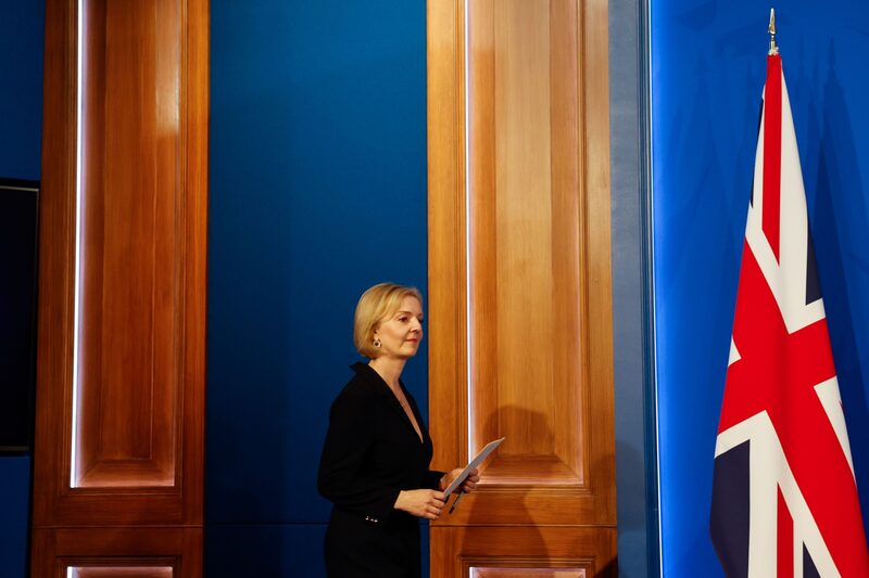 Renúncia após reação negativa dos mercados ao seu plano econômico Renúncia após reação negativa dos mercados ao seu plano econômico