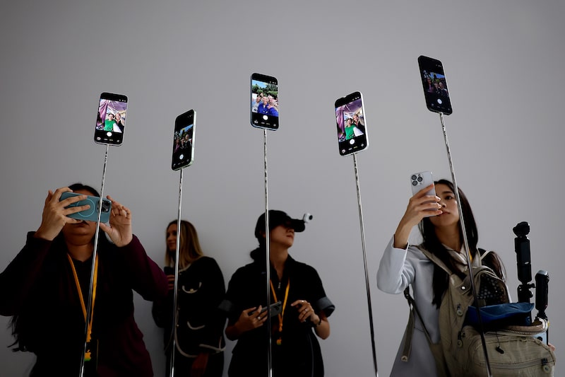 El iPhone 17 en exhibición durante un evento en la sede de Apple en Cupertino, California. Fotógrafo: Justin Sullivan/Getty Images. El iPhone 17 en exhibición durante un evento en la sede de Apple en Cupertino, California. Fotógrafo: Justin Sullivan/Getty Images.
