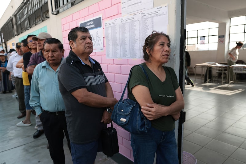 Seções eleitorais reabrem após falha deixar milhares sem votar (Foto: Connie FRANCE / AFP via Getty Images) Seções eleitorais reabrem após falha deixar milhares sem votar (Foto: Connie FRANCE / AFP via Getty Images)
