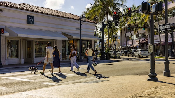 El gasto de los consumidores estadounidenses cae por primera vez desde principios de año El gasto de los consumidores estadounidenses cae por primera vez desde principios de año