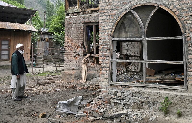 India y Pakistán intercambian acusaciones mientras aumentan las tensiones fronterizas. India y Pakistán intercambian acusaciones mientras aumentan las tensiones fronterizas.