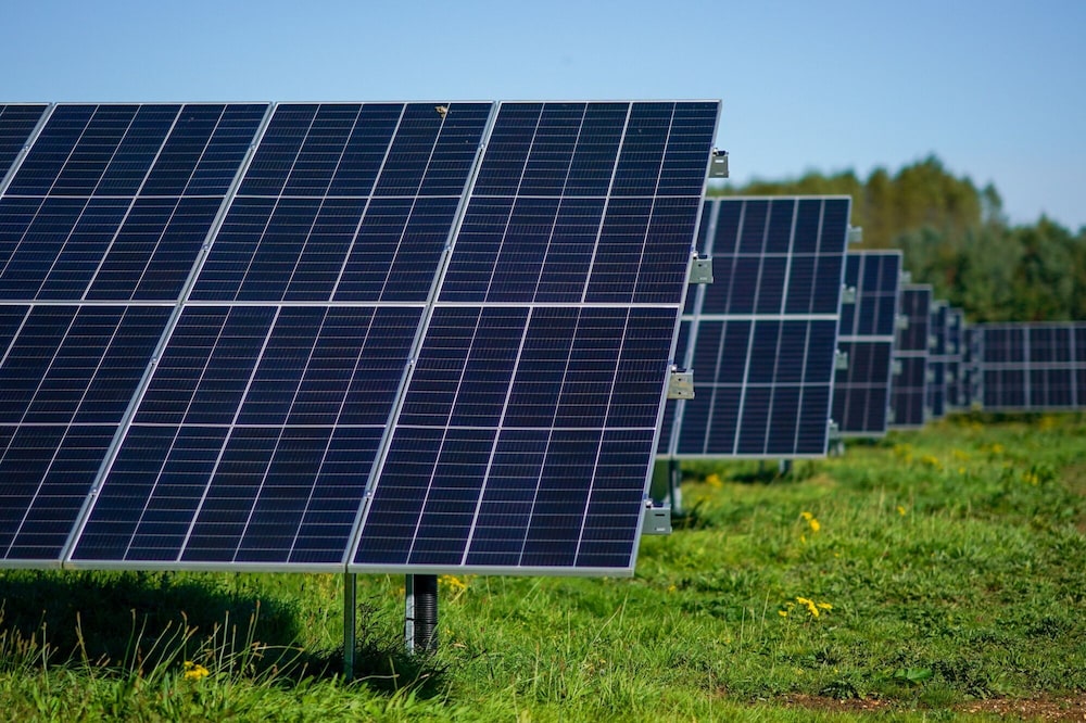 Paneles solares en un parque solar. Paneles solares en un parque solar.