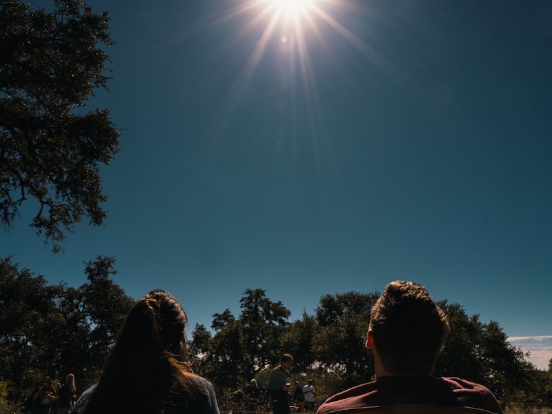 Espectadores durante un eclipse solar en Driftwood, Texas, EE. UU., el sábado 14 de octubre de 2023. Espectadores durante un eclipse solar en Driftwood, Texas, EE. UU., el sábado 14 de octubre de 2023.