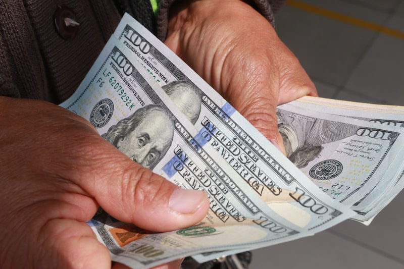 Dólares estadounidenses en una fotografía. Dólares estadounidenses en una fotografía.