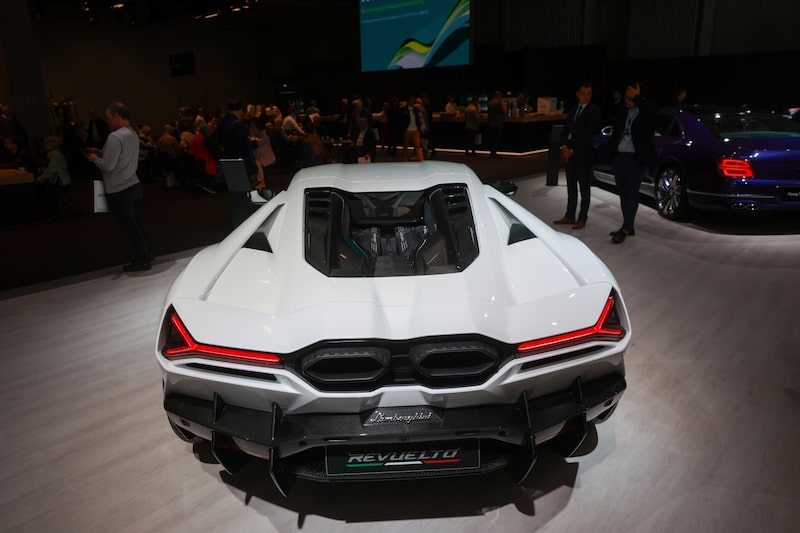 Lamborghini Revuelto HPEV apresentado na assembleia anual da Volkswagen em Berlim (Foto: Krisztian Bocsi/Bloomberg) Lamborghini Revuelto HPEV apresentado na assembleia anual da Volkswagen em Berlim (Foto: Krisztian Bocsi/Bloomberg)