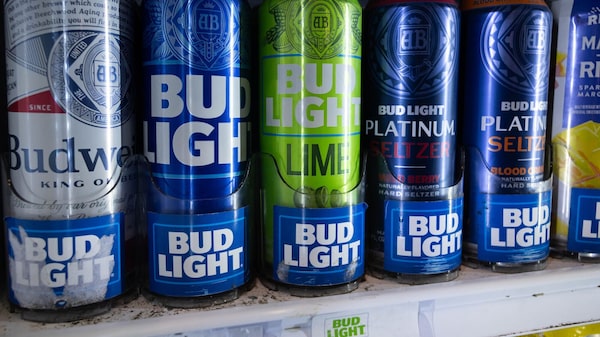 AB InBev sorprende al mercado: crece el volumen de cerveza y acciones suben 7,7% AB InBev sorprende al mercado: crece el volumen de cerveza y acciones suben 7,7%