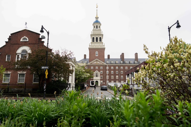 Los funcionarios de la administración han estado utilizando ese razonamiento para presionar a las escuelas para que instituyan amplios cambios de política que los funcionarios universitarios dicen que infringen la libertad de expresión y sus misiones académicas. Los funcionarios de la administración han estado utilizando ese razonamiento para presionar a las escuelas para que instituyan amplios cambios de política que los funcionarios universitarios dicen que infringen la libertad de expresión y sus misiones académicas.