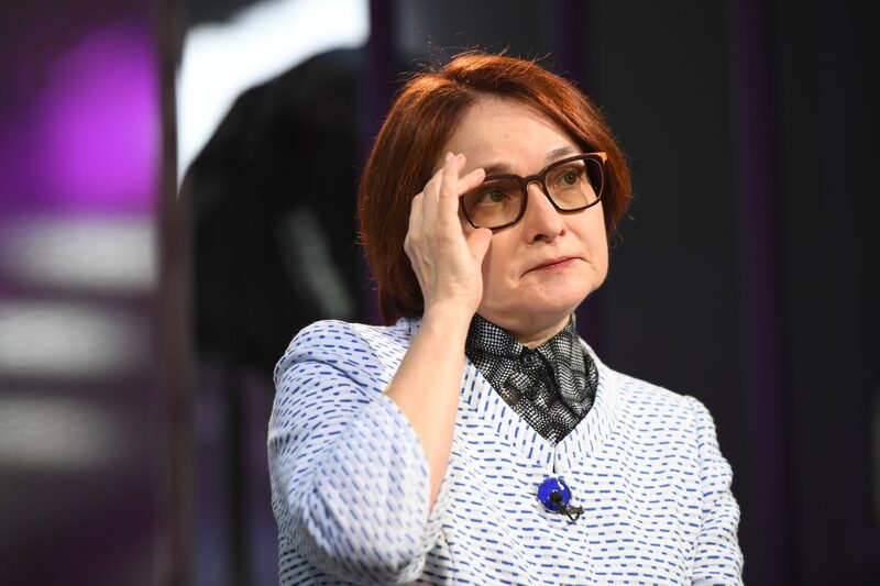 Elvira Nabiullina, gobernadora del banco central de Rusia, se prepara para una entrevista de Bloomberg Television en el Foro Económico Internacional de San Petersburgo (SPIEF) en San Petersburgo, Rusia, el jueves 6 de junio de 2019. Elvira Nabiullina, gobernadora del banco central de Rusia, se prepara para una entrevista de Bloomberg Television en el Foro Económico Internacional de San Petersburgo (SPIEF) en San Petersburgo, Rusia, el jueves 6 de junio de 2019.