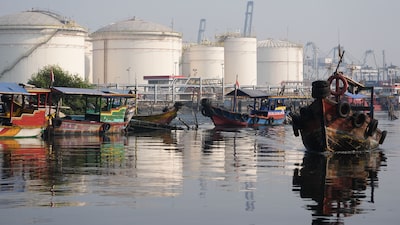 Petróleo cae hacia los US$100 tras fuerte recorte de Arabia Saudita al precio de su crudo para Asia Petróleo cae hacia los US$100 tras fuerte recorte de Arabia Saudita al precio de su crudo para Asia